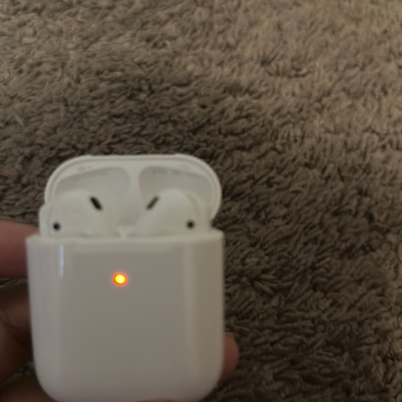 Apple AirPods 2nd Generation Lightning Charging Case